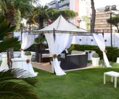 Il giardino esterno dell'hotel allestito per il ricevimento di matrimonio