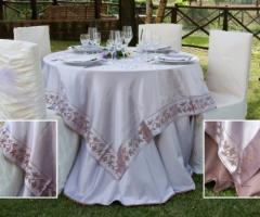 Tavolo, sedie e tovaglie per il ricevimento nuziale