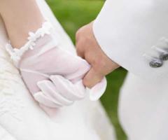 Gli sposi si tengono per mano