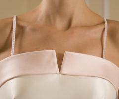 Scollo tagliato per l'abito da sposa