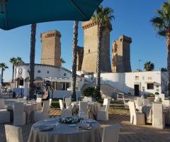 Oasi  Quattro Colonne - I tavoli all'aperto