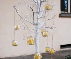Allestimento del tavolo dei confetti con alberello