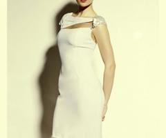 Abito da sposa dal taglio simmetrico con applicazioni gioiello