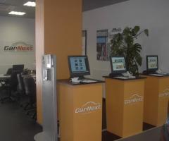 Interno del salone delle auto per la lista nozze degli sposi