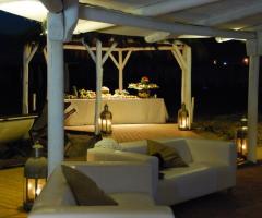 Allestimento del buffet di nozze sotto un gazebo in spiaggia