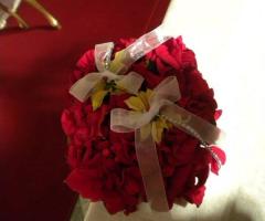 Addobbo floreale rosso con perline