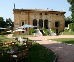 Ingresso alla villa e tavoli per l'aperitivo