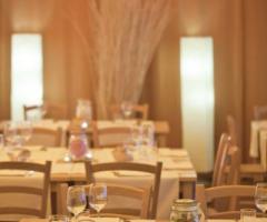 Tavoli di legno e runner per un'apparecchiatura informale