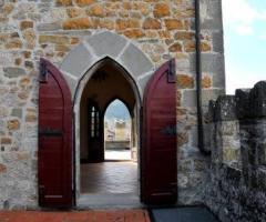 Dettagli del castello: finestre e terrazza da cui ammirare il panorama circostante