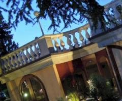 La terrazza della villa e le ampie vetrate del salone al piano terra