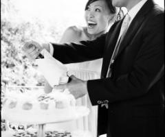 Fotografia degli sposi con la torta nuziale 