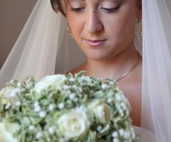 La sposa e il suo meraviglioso bouquet - Sarart Make Up