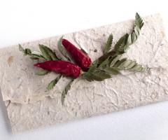 Partecipazione realizzata in carta cotone naturale e decorata con peperoncini veri; disponibili anche bomboniere e affini; personalizzabile!
Meraviglie