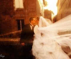 Fotografia del bacio degli sposi