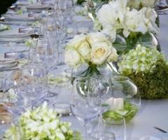 Centrotavola floreale bianco per i tavoli di matrimonio - Dordas Flowers 
