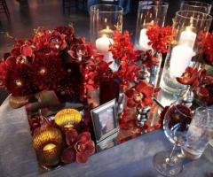 Centrotavola con dahlia, orchidee, manone e mokara