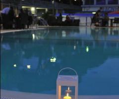 Piscina del ristorante per ricevimenti di matrimonio all'aperto