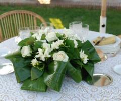 Allestimento floreale della tavola del ricevimento di nozze