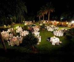 Ricevimento di matrimonio serale in giardino