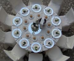 Tavolo con decori floreali bianchi per le nozze