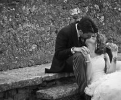 Bacio degli sposi in bianco e nero