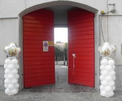 Palloncini bianchi per l'ingresso della location