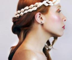 Acconciatura semi raccolta con filo di conchiglie