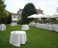 Allestimento tavoli per l'aperitivo