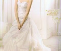 Elegante abito da sposa in stile principesco dalla gonna pomposa e corpetto a cuore