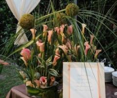 Fiori per il tavolo del buffet di matrimonio