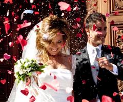 Foto del lancio dei petali e del riso agli sposi