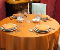 Allestimento tovaglia e tovaglioli color arancio