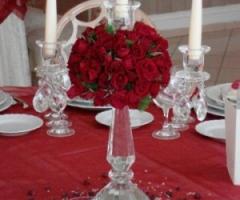 Addobbo floreale con rose rosse