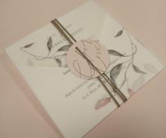 Partecipazione floreale rosa cipria con cordino in  e tag personalizzato - Eliotecnica Balbi Wedding