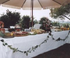 Buffet antipasto servito nel giardino della location di nozze