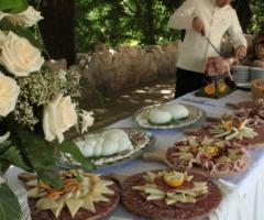 Buffet di salumi e formaggi per il ricevimento di nozze