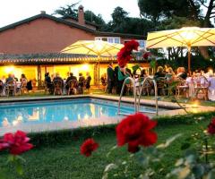 Ricevimento di matrimonio a bordo piscina