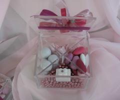 Scatola in plexiglass con confetti rosa