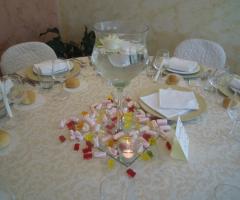 Mise en place e centrotavola per il ricevimento di matrimonio