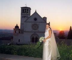 Sposa con basilica sullo sfondo