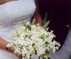 Bouquet di fiori bianchi per la sposa 