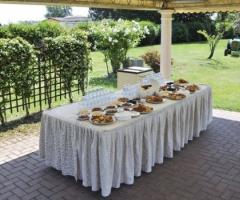 Buffet di matrimonio servito in giardino