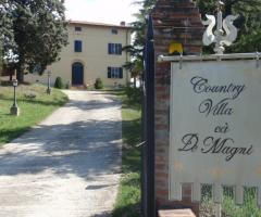Entrata della villa per il ricevimento di matrimonio