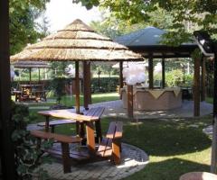 Ricevimento di matrimonio in giardino