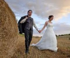 Foto Fashion di Francesco Rimmaudo - Due sposi si tengono per mano