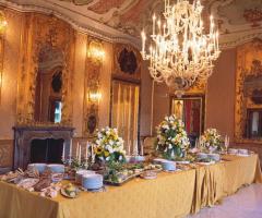 Buffet di nozze in un palazzo d'epoca