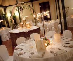 I tavoli allestiti per il ricevimento di nozze