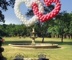 Scenografia di palloncini per la location di matrimonio