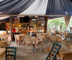 Multiristorante Bussola - I tavoli all'aperto in cui poter organizzare il ricevimento di matrimonio