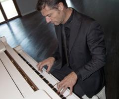 Jonni G e il suo pianoforte bianco